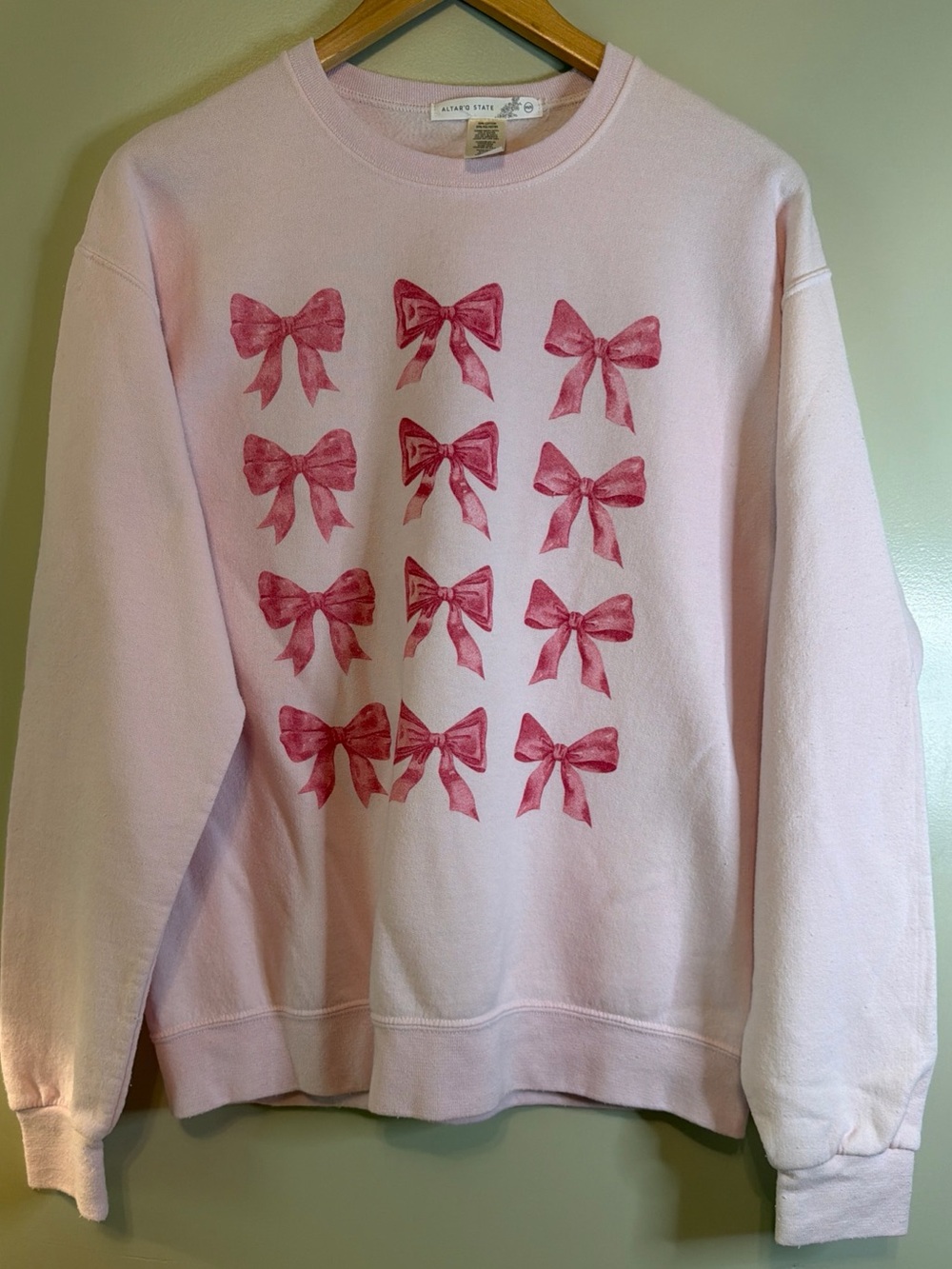 Women’s Pink Bow Graphic Sweatshirt Crewneck Pullover Altar’d State XS/S-pink
